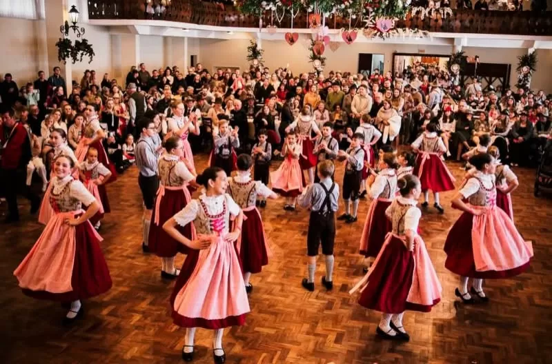 Grupo Folclórico de Dança de Tradição Germânica da EEB São Bento, de São Bento do Sul (SC), se apresenta nesta sexta-feira (9), em Marechal Cândido Rondon. (Foto: Divulgação)