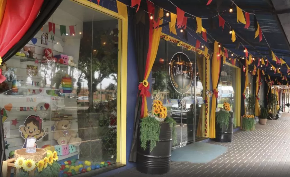 Comércio local também aderiu ao clima da Oktoberfest, com vitrines e estabelecimentos preparados para os três dias de programação. (Foto: Divulgação)