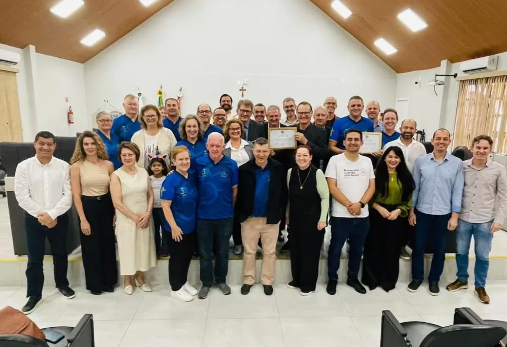 Presidentes das congregações Cristo e Cristo É Vida, ao lado de membros das igrejas e de vereadores, receberam as Menções Honrosas concedidas pela Câmara de Marechal Cândido Rondon pelos 75 e 35 anos de fundação, respectivamente. (Foto: Cristiano Viteck)