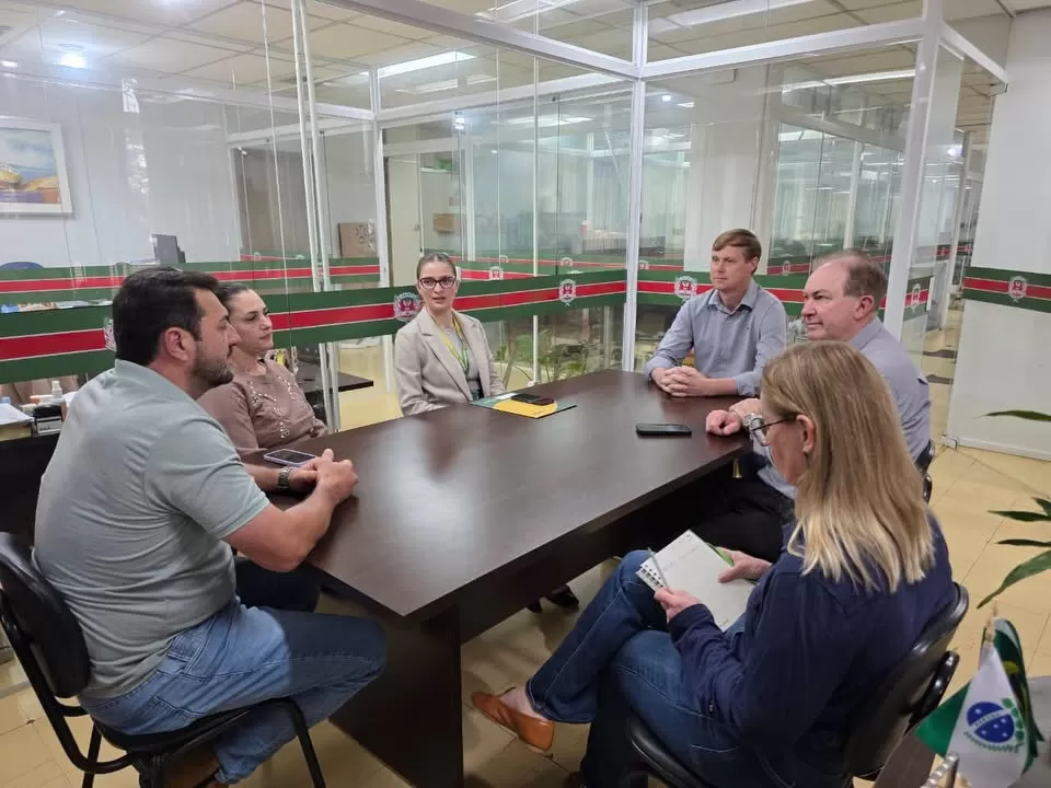 Representantes da prefeitura e da Copagril formalizaram parceria para ampliar o acesso de mulheres em situação de violência a oportunidades de trabalho. (Foto: Divulgação)
