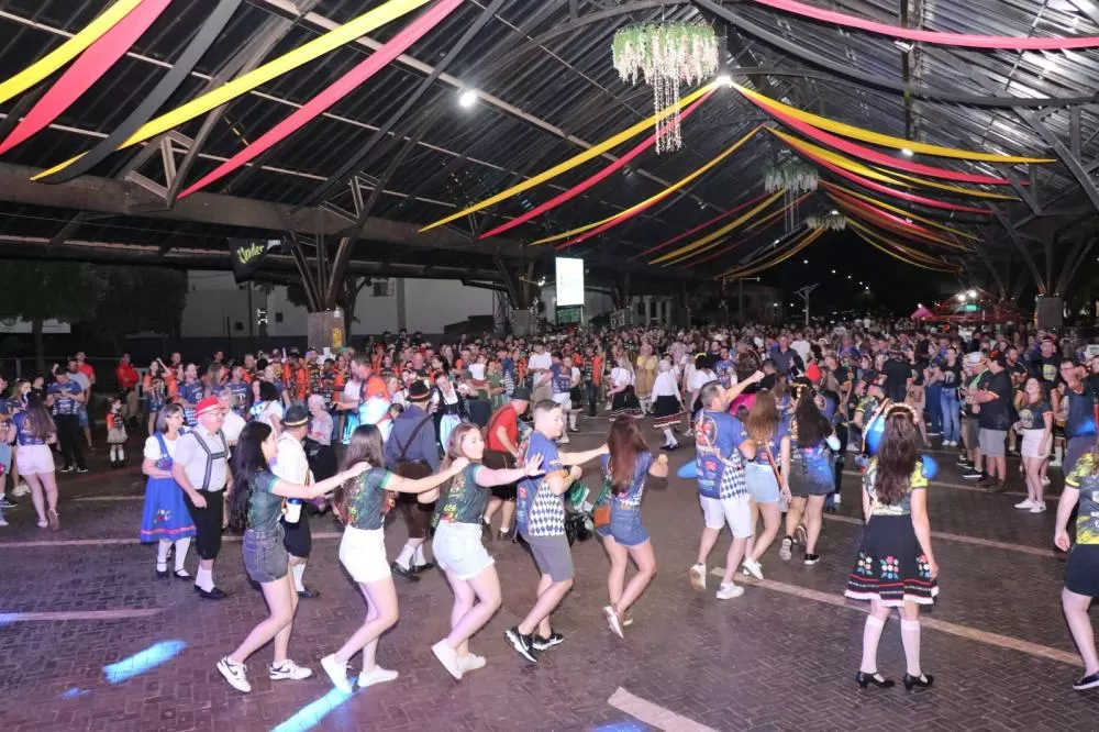 A 26ª Oktoberfest de Pato Bragado começou na quinta-feira (8), com apresentação do Grupo Magna-Som na Rua Coberta. (Foto: Divulgação)