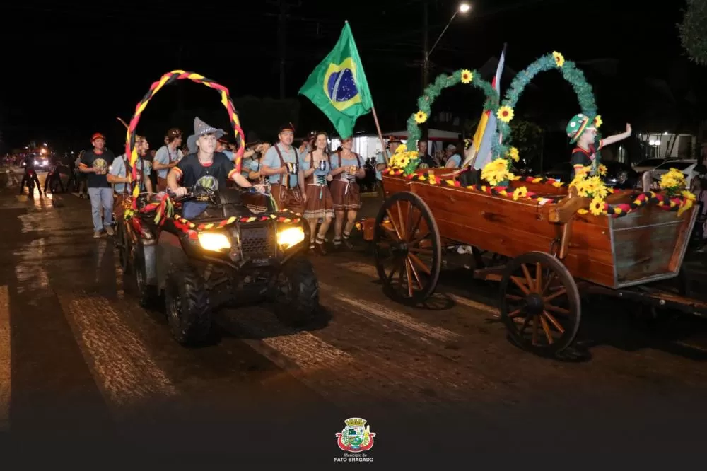 Desfile alegórico marcou a segunda noite da 26ª Oktoberfest de Pato Bragado, com participação de entidades, grupos e grande público. (Fotos: Divulgação)