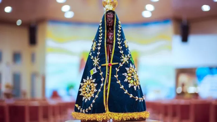 Fiéis celebram Nossa Senhora Aparecida, Padroeira do Brasil, em uma data marcada pela fé, pela gratidão e pela proteção às crianças e famílias. (Foto: Vatican News)