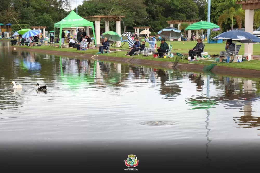 Famílias participaram da pescaria no Lago Municipal de Pato Bragado durante a programação do Dia das Crianças. (Fotos: Divulgação)