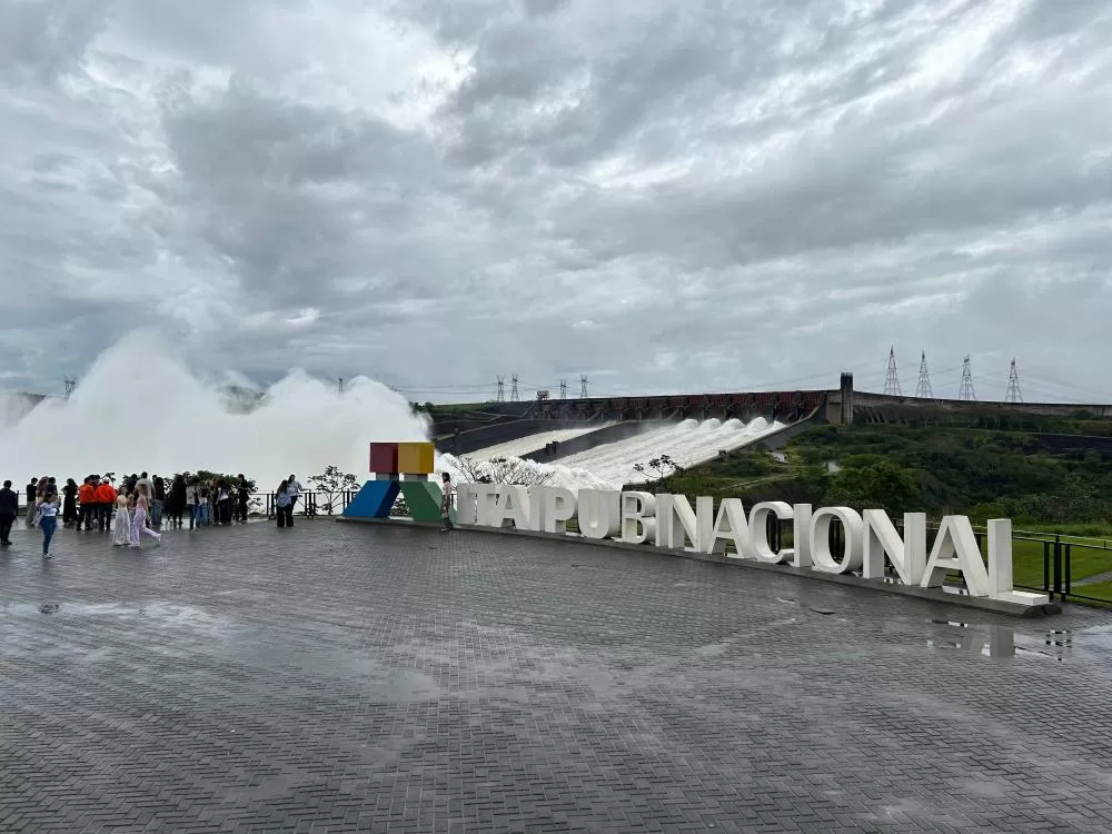 Itaipu abriu a calha central do vertedouro nesta terça-feira (13), conforme os procedimentos operacionais da usina. (Foto: William Brisida/Itaipu Binacional)