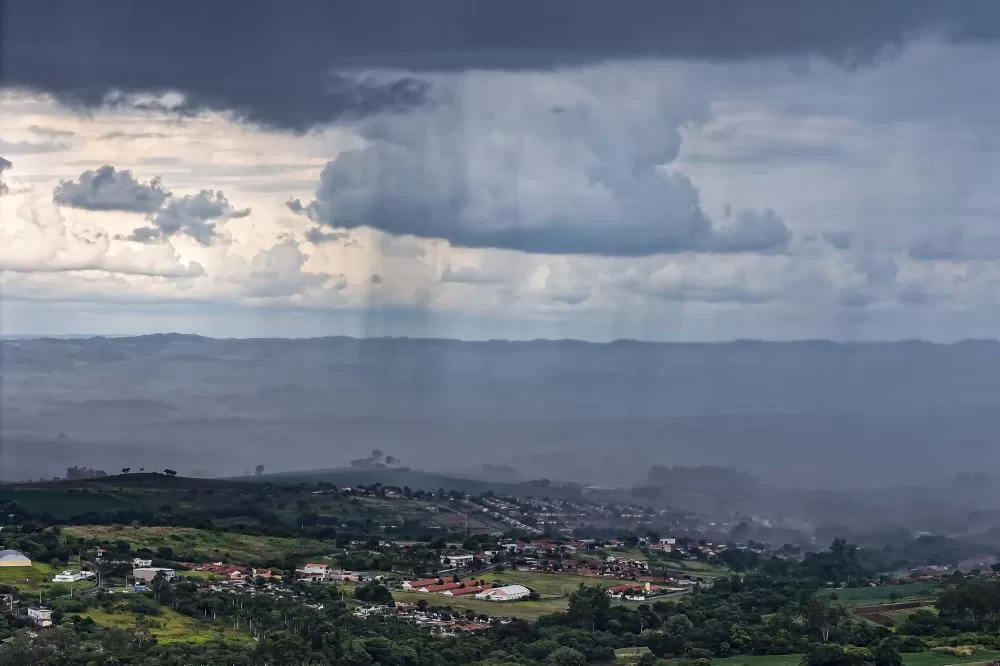Chuva acumulada nos primeiros 12 dias de outubro superou a média histórica mensal em 16 cidades monitoradas pelo Simepar. (Foto: Roberto Dziura Jr/AEN)