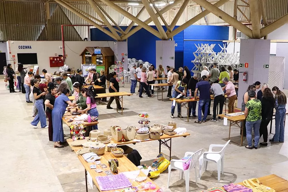 Artesãos participaram de palestra sobre souvenirs e oficina de reutilização de materiais durante encontro em Entre Rios do Oeste. (Foto: Divulgação)