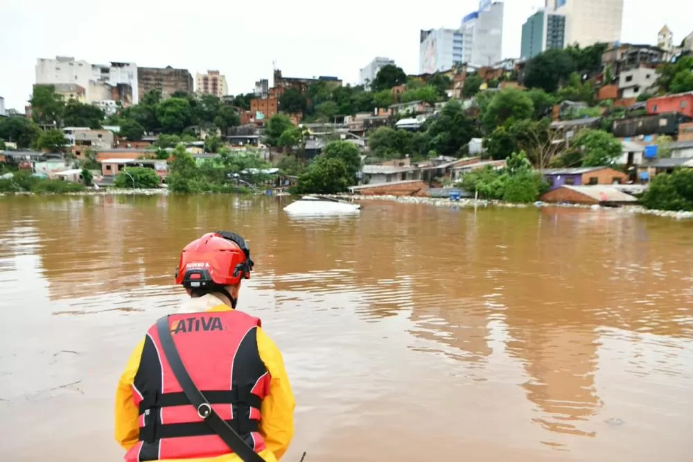 Itaipu acompanha a elevação do rio Paraná, que pode atingir a cota de 121 metros acima do nível do mar nesta quarta-feira (14). (Foto: William Brisida/Itaipu Binacional)