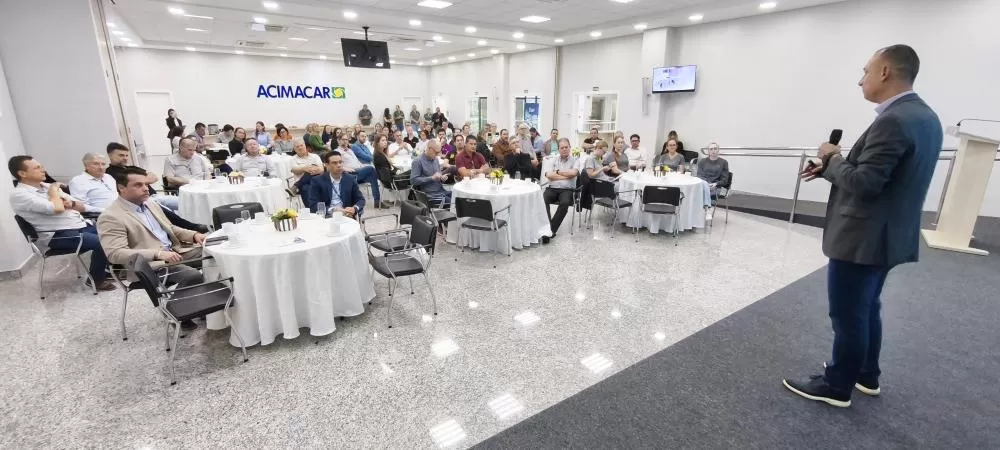 Empresários e profissionais de recursos humanos participaram do encontro promovido pela Acimacar, com palestra do superintendente do IEL no Paraná, Alessandro de Castro. (Foto: João Livi)