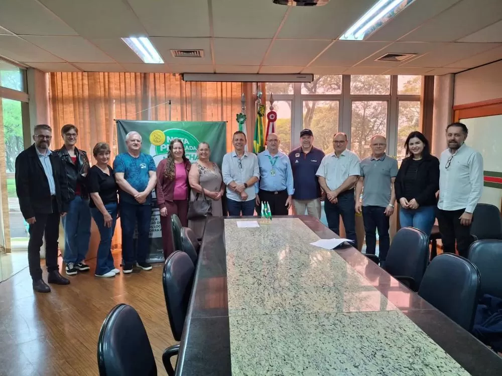 Contemplados da quarta e quinta etapas da Nota Premiada Marechal receberam os cheques simbólicos nesta quarta-feira (14), no auditório da prefeitura. (Foto: Divulgação)