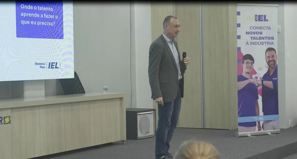  Alessandro de Castro, superintendente do IEL, ministrou palestra sobre empregabilidade na ACIMACAR, com participação de empresários e lideranças locais. 