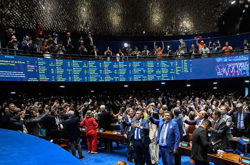 Senadores comemoram a aprovação da proposta que prevê o fim da escala 6x1 e a redução da jornada máxima semanal para 40 horas. (Foto: Carlos Moura/Agência Senado)