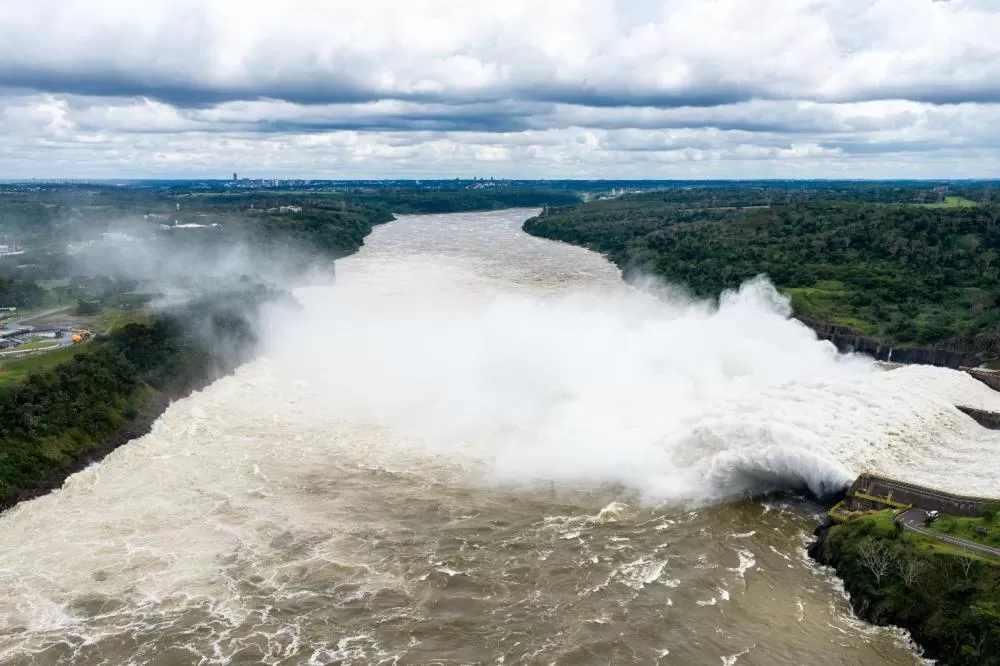 Rio Paraná chega a 120,81 metros; equipes mantêm cautela