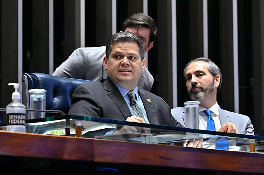 Davi Alcolumbre anunciou sessão para promulgar as emendas sobre redução da jornada de trabalho e aposentadoria diferenciada dos agentes de saúde. (Foto: Waldemir Barreto/Agência Senado Fonte: Agência Senado)