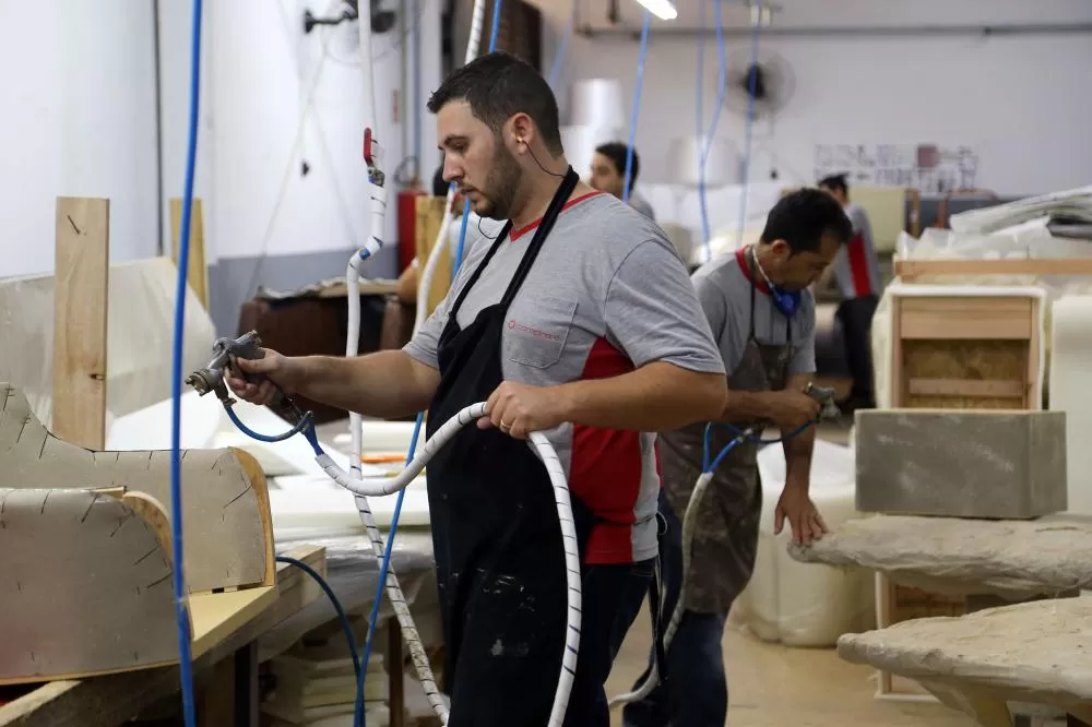 Trabalhadores em linha de produção industrial: nova jornada terá implantação gradual, sem redução salarial. (Foto: Gilson Abreu/Arquivo AEN)