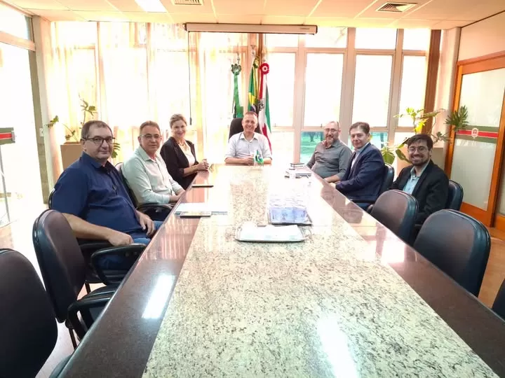 Representantes da SEED, do município e da CS Infra Social discutiram a construção do novo colégio no bairro Boa Vista. (Foto: Divulgação)