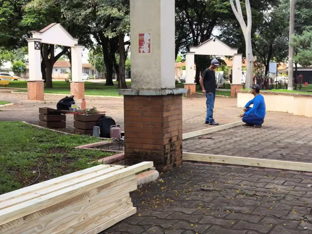Estruturas da decoração natalina estão em preparação para compor os espaços públicos de Marechal Cândido Rondon. (Foto: Divulgação)