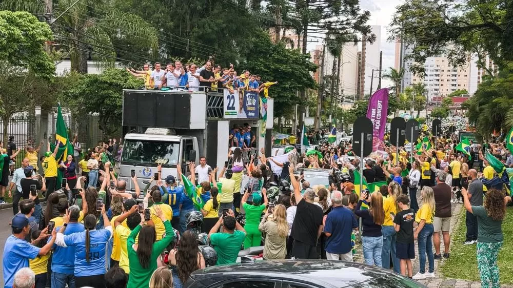 Sergio Moro, Jorginho Mello e Luciano Zucco participaram da mobilização de apoio a Flávio Bolsonaro neste sábado (17), em Curitiba. (Foto: Divulgação)