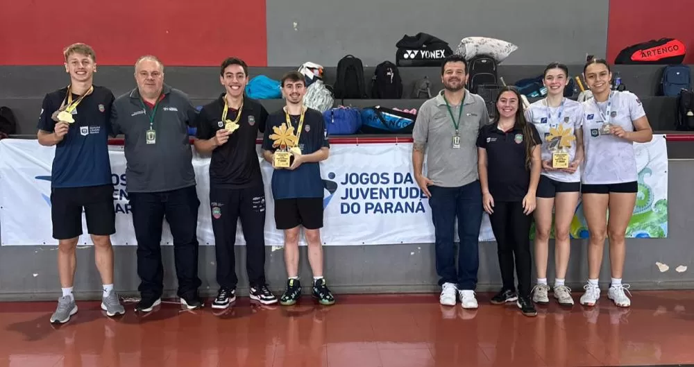Equipe da ARBAD/SMEL conquistou os títulos gerais masculino e feminino do badminton nos Jojups 2026. (Foto: Divulgação)