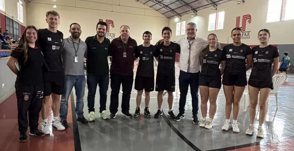 Delegação de Badminton de Marechal Cândido Rondon que participou dos 38º Jogos da Juventude do Paraná, em Umuarama, juntamente com integrantes da Secretaria de Lazer e Esportes do município. (Foto: Divulgação)