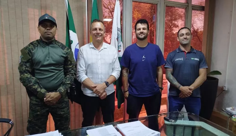 Maykon Reis Lopes participou de reunião com Vanderlei Sauer e servidores da Secretaria de Esporte e Lazer na prefeitura. (Foto: Divulgação)