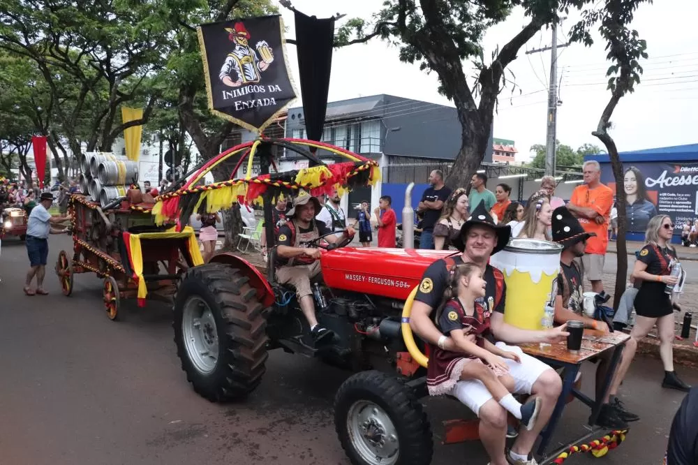 Desfile Alegórico Germânico foi antecipado para quinta-feira (22), às 20h, com percurso até o parque de exposições. (Foto: Divulgação)