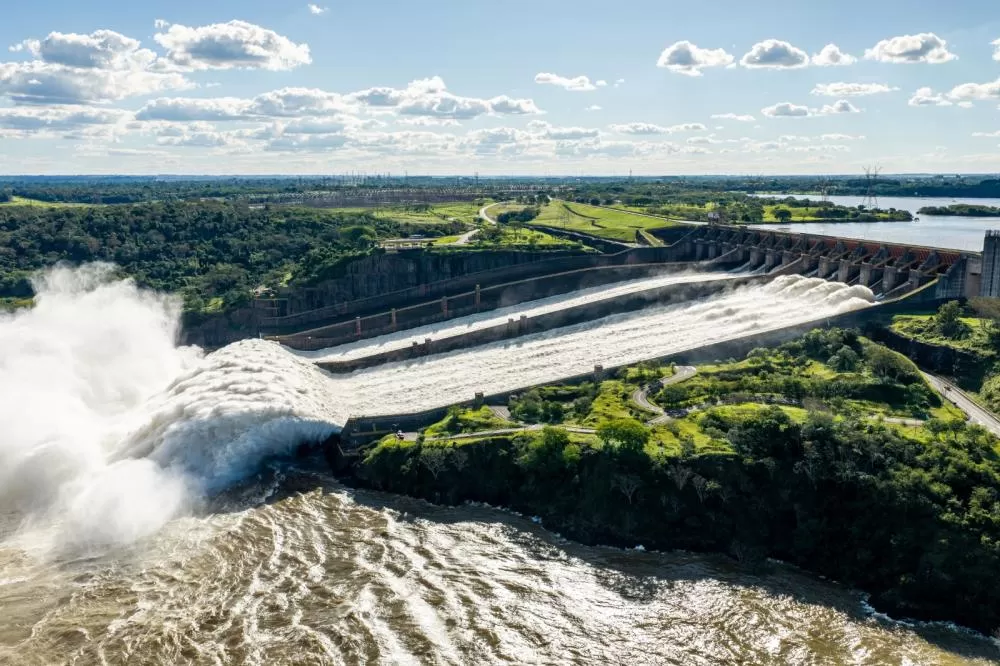 Vertedouro de Itaipu permanece com as calhas central e esquerda abertas enquanto equipes acompanham o nível do rio Paraná. (Foto: William Brisida/Itaipu Binacional)