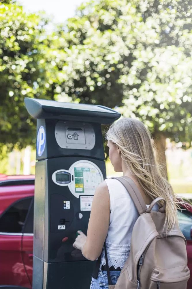 Rede EstaFácil prevê ampliar a automação de estacionamentos e concentrar atendimento presencial nos horários de maior movimento. (Foto: Magnific)