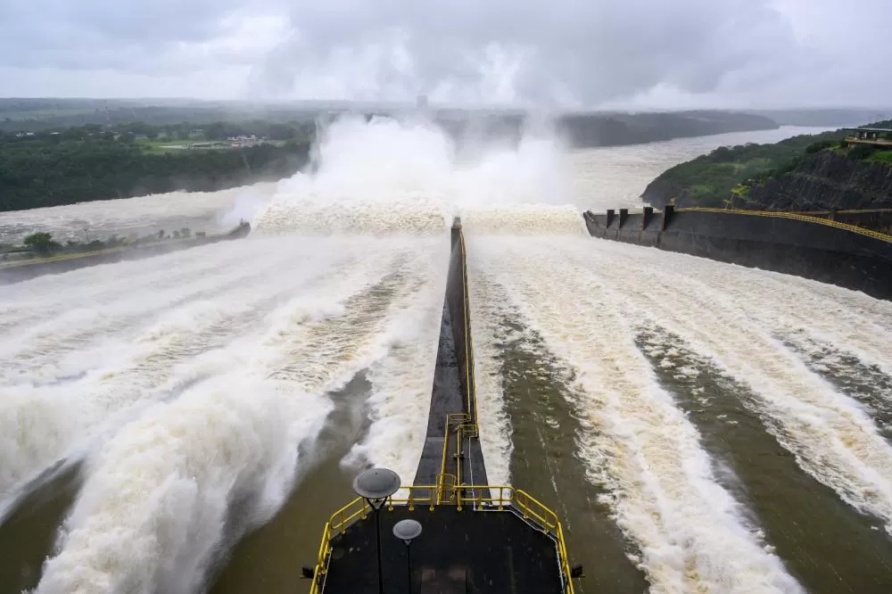 Itaipu mantém duas calhas do vertedouro abertas e acompanha a previsão de chuvas volumosas nas bacias da região. (Foto: William Brisida/Itaipu Binacional)
