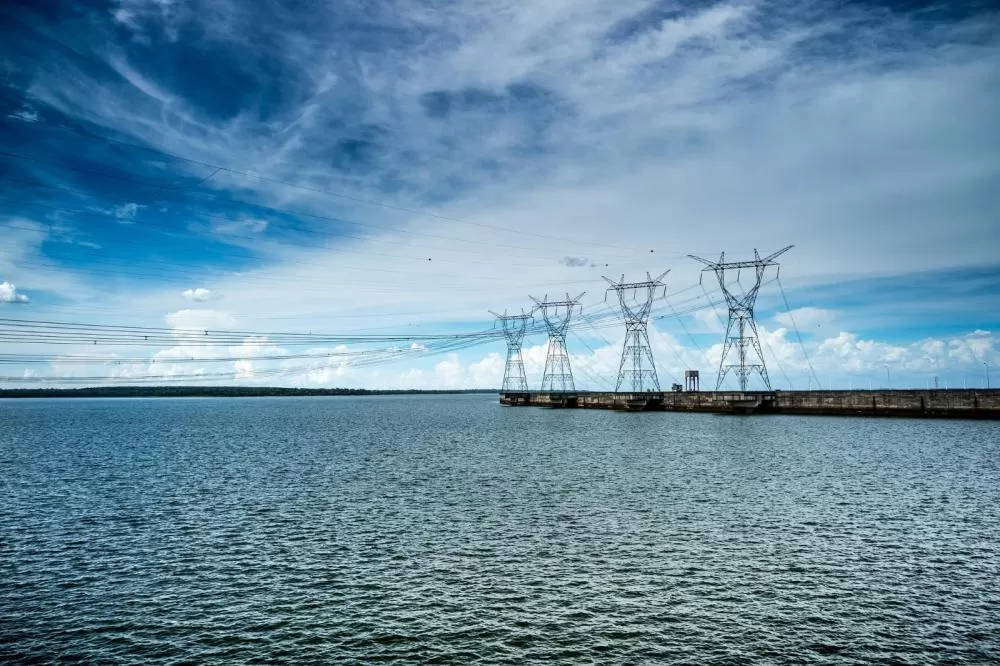 Itaipu mantém abertas as calhas esquerda e central do vertedouro para reduzir estrategicamente o nível do reservatório e administrar as vazões diante da previsão de chuvas intensas. (Foto: Alexandre Marchetti/Itaipu Binacional)