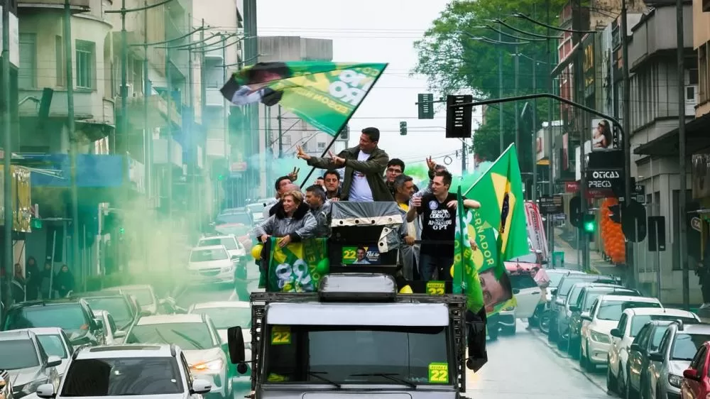 Sergio Moro participou de carreata em Ponta Grossa ao lado de Elizabeth Schmidt, Rosangela Moro, Ricardo Zampieri e lideranças locais. (Foto: Víctor Coutant)