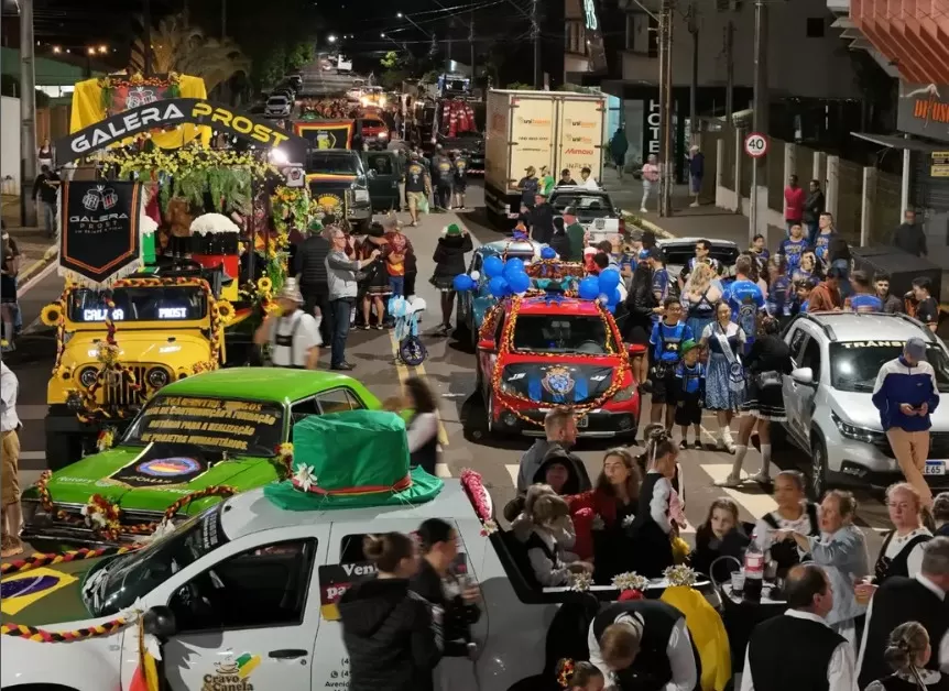Desfile Alegórico Germânico reuniu grupos e carros alegóricos na quinta-feira (22), antecedendo a abertura oficial da Oktoberfest nesta sexta-feira. (Foto: Divulgação)