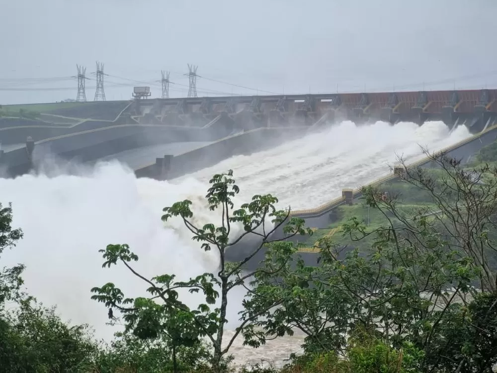 Calha esquerda permanece aberta após Itaipu fechar a calha central do vertedouro na sexta-feira (23). (Foto: William Brisida/Itaipu Binacional)