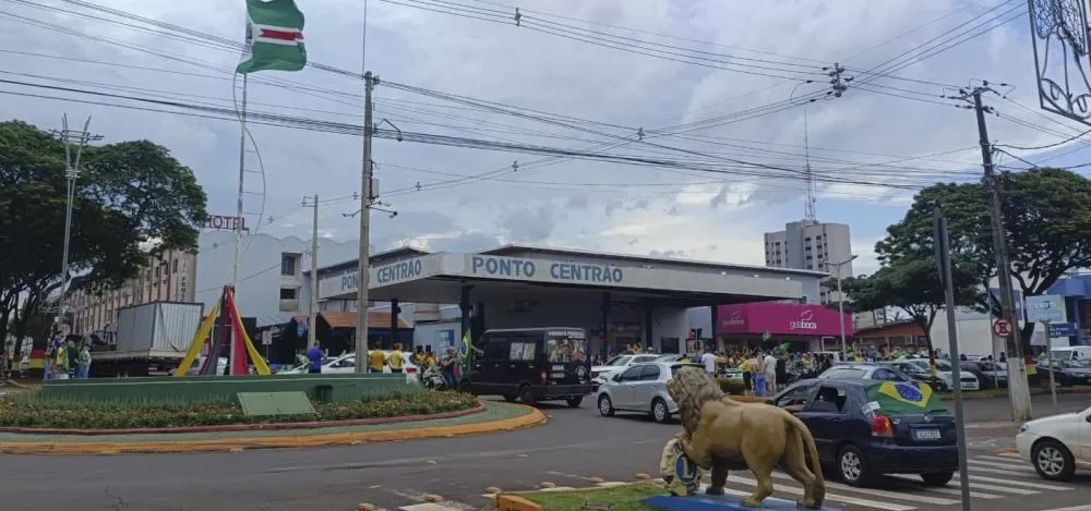 Carros, caminhões, tratores e bicicletas integraram a mobilização em apoio a Flávio Bolsonaro neste sábado (24), em Marechal Cândido Rondon. (Foto: Reprodução)