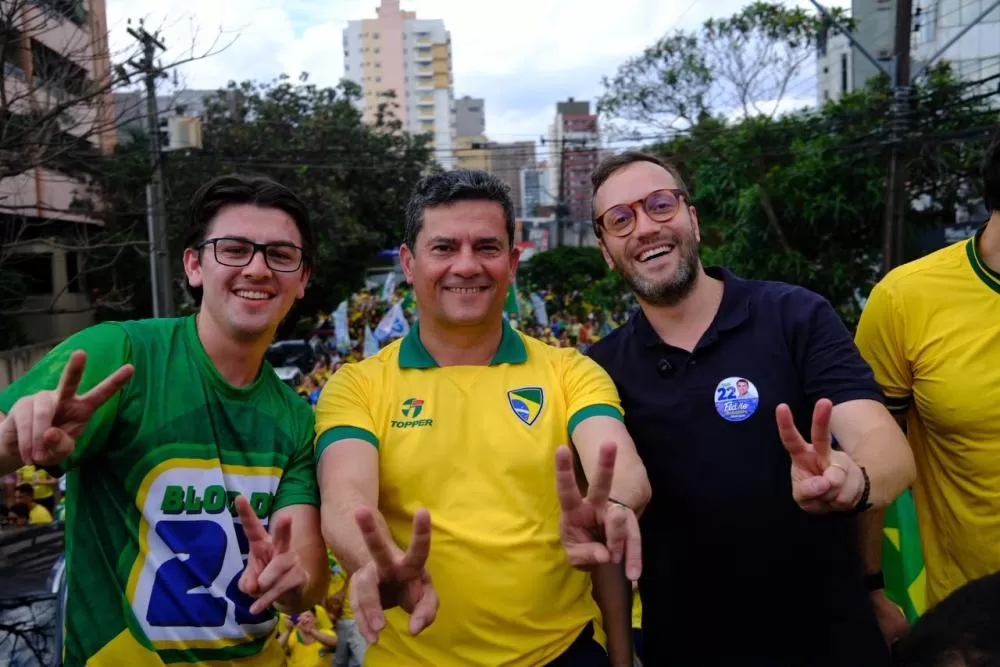 Caminhada na Avenida Higienópolis, em Londrina, reuniu apoiadores de Flávio Bolsonaro neste sábado (24) (Foto: Víctor Coutant)