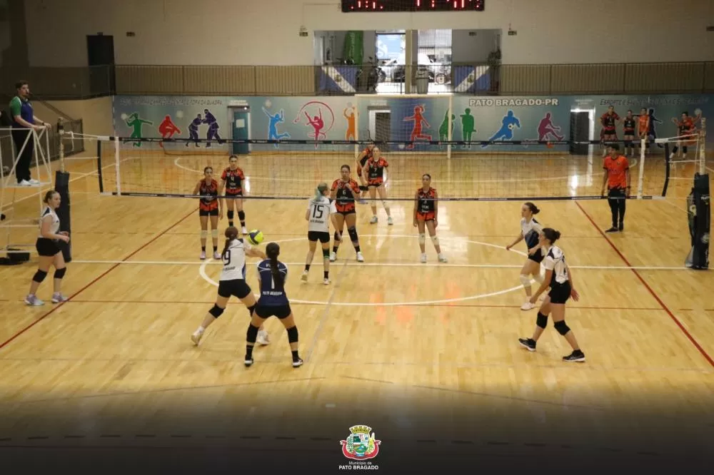 Equipe de Pato Bragado comemora o título do Campeonato Regional Oeste Sub-16 Feminino de Voleibol (Foto: Divulgação)