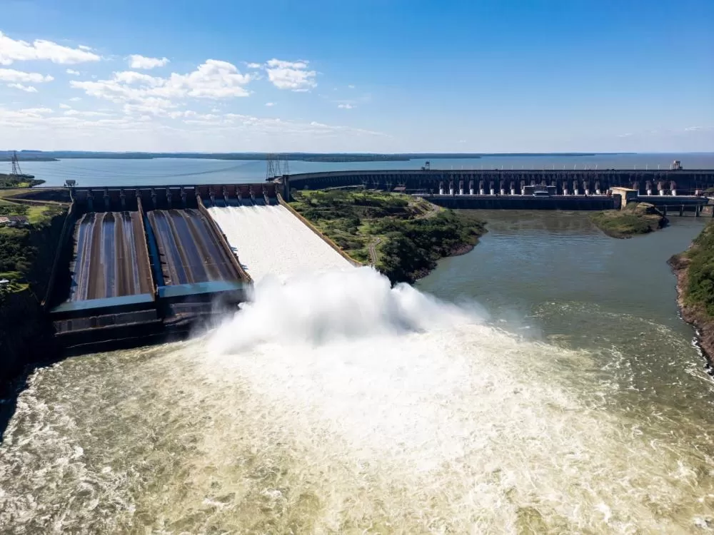 Itaipu retém água para reduzir cheia do rio Paraná