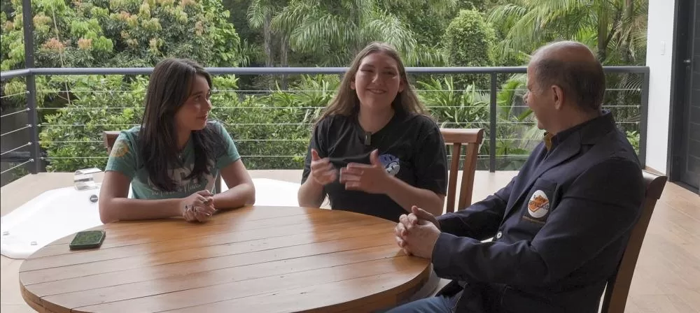 Ana Rita Neves, vice-presidente, e Isabela Renah Lima Siveris, presidente do Interact Club de Marechal Cândido Rondon Beira-Lago, apresentaram os projetos da entidade e convidaram novos jovens a conhecer o movimento.