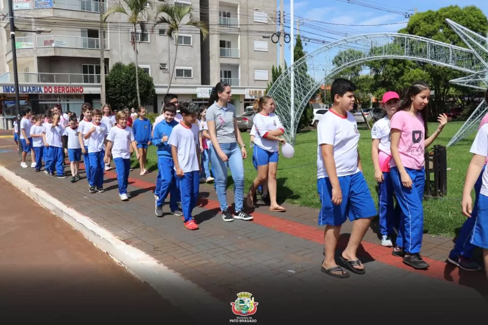 Estudantes e profissionais da Escola Municipal Marechal Deodoro participaram da caminhada do Outubro Rosa em Pato Bragado. (Foto: Divulgação)
