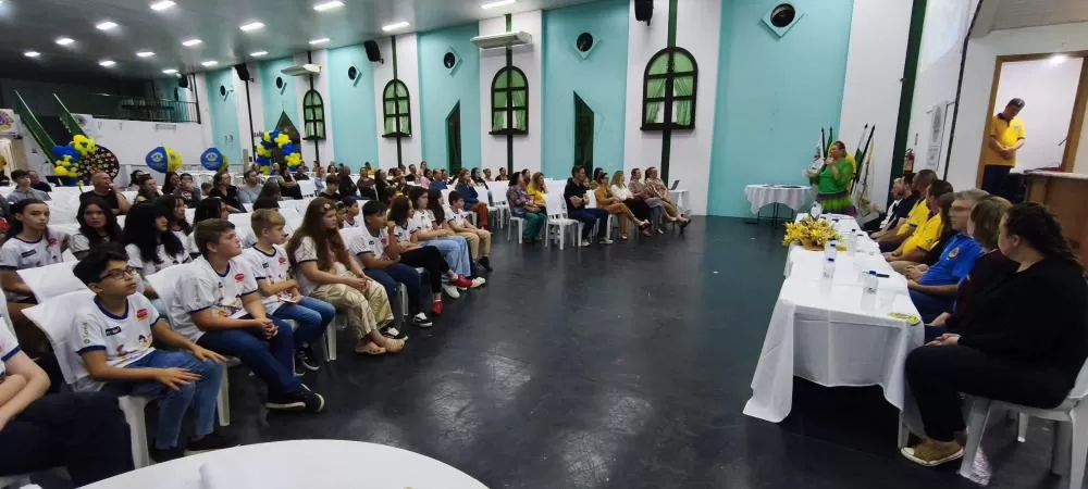 Alunos da Escola Municipal Osvino Weirich celebraram o lançamento da quinta edição do livro “Clube da Leitura”, projeto desenvolvido com o Lions Club de Marechal Cândido Rondon. (Foto: João Livi)