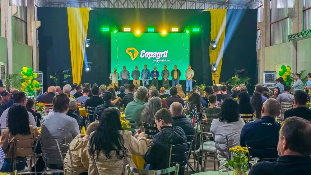 Dirigentes da Copagril, autoridades e convidados participaram da inauguração da unidade comercial em Toledo. (Foto: Divulgação)