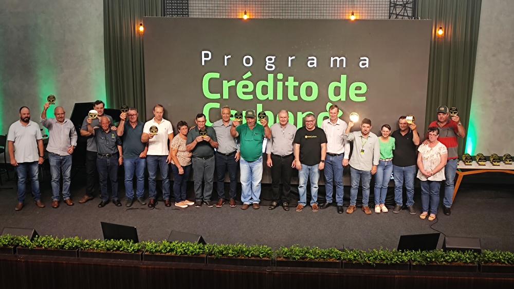 Agricultores contemplados com a diretoria da Copagril. Foto: João LIvi