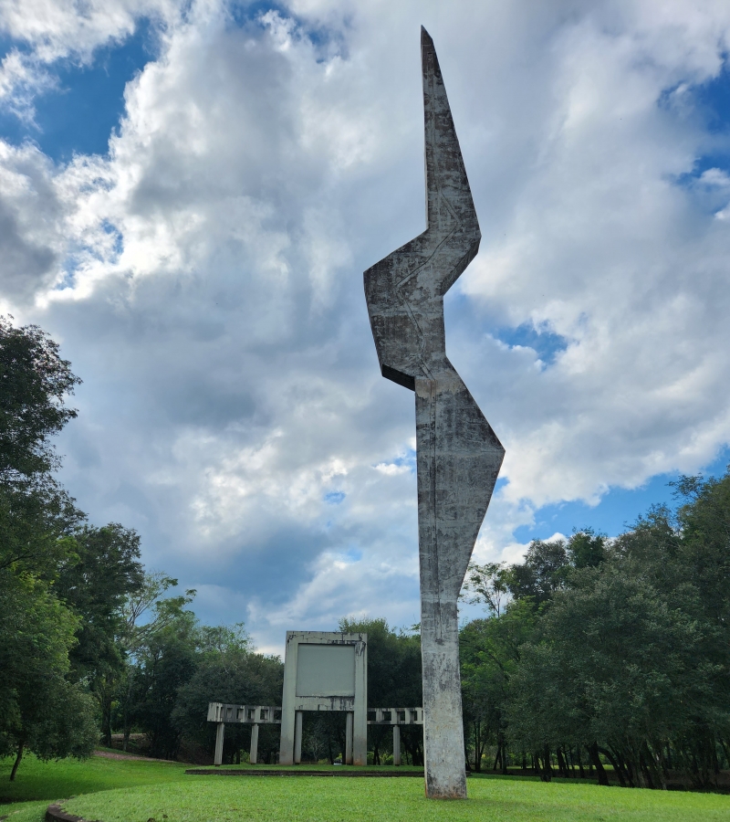 A Coluna Prestes passou pela região Oeste do Paraná. Em Santa Helena existe um memorial pela passagem